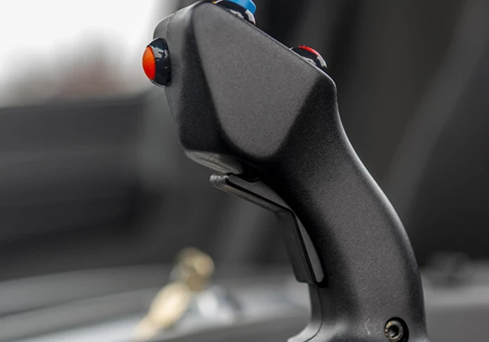 Un joystick multifonction est présent sur la console centrale. De plus, les opérateurs pourront lire facilement toutes les informations de fonctionnement du tracteur logistique grâce à un écran multifonction 7 pouces intégré dans la colonne de direction. L'éclairage intérieur de la cabine permet aux utilisateurs de lire leurs documents sans difficulté.