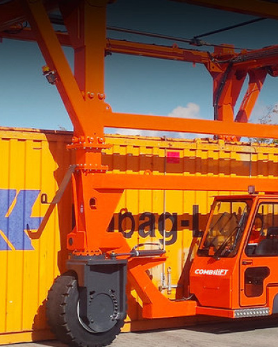 Straddle carriers and mobile gantries