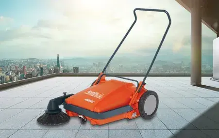 Balayeuse mécanique autotractée Hako Sweepmaster M600