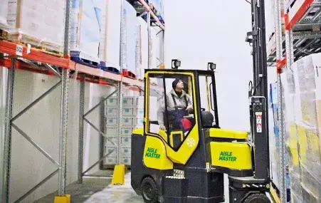 Chariot articulé électrique Combilift Aisle Master chambre froide