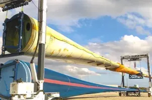 Manutention de pâle d’éolienne en tandem